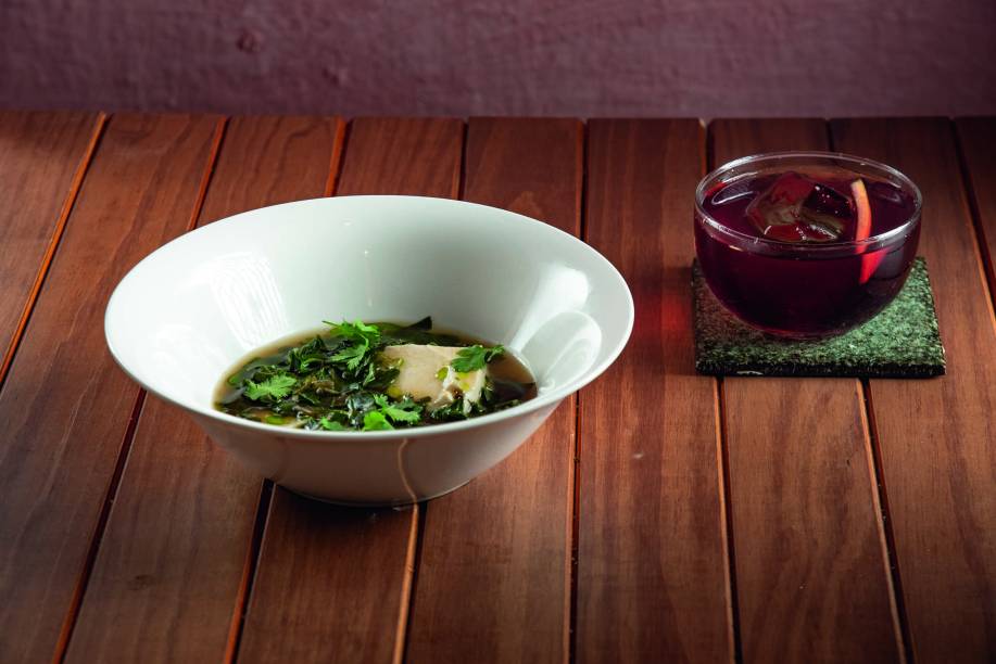 Alcova: tofu em caldo com brócolis eumê fashioned Alcova: tofu em caldo com brócolis eumê fashioned