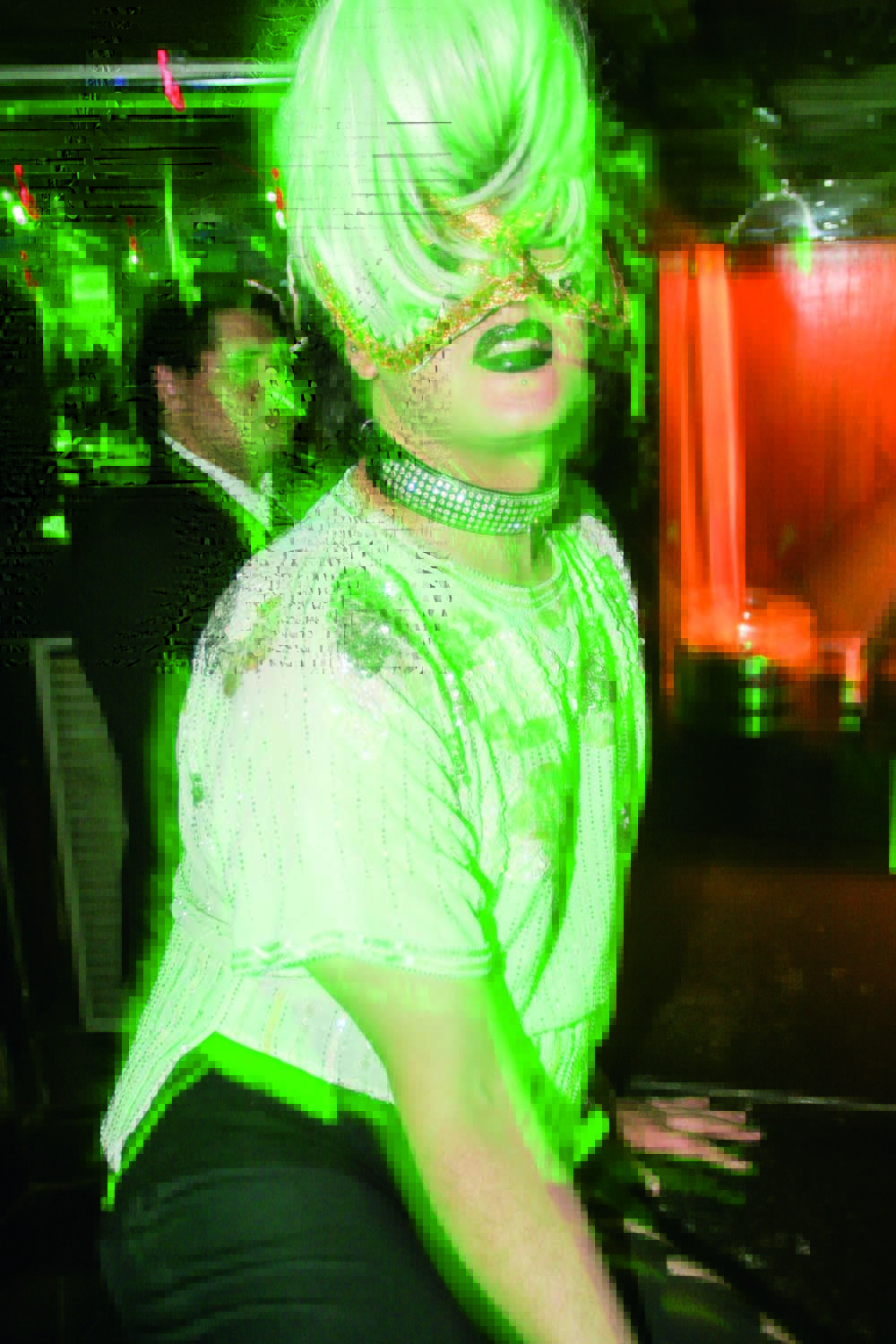 Alisson Gothz no clube Gloria Crédito Celso Tavares-Reprodução Drag em tons brancos iluminada de verde