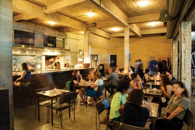 Atlântico 212: salão do bar que fica em uma esquina de Pinheiros Atlântico 212: salão do bar que fica em uma esquina de Pinheiros