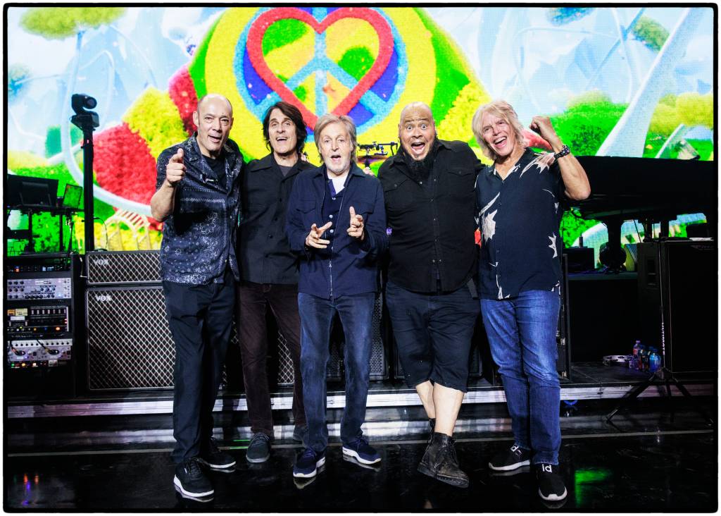 DETALHE DO ABRE (2024) Ensaio Paul 2024 crédito MJ KimMPL Communications Ltd Divulgação paul-mccartney-got-back-tour-band