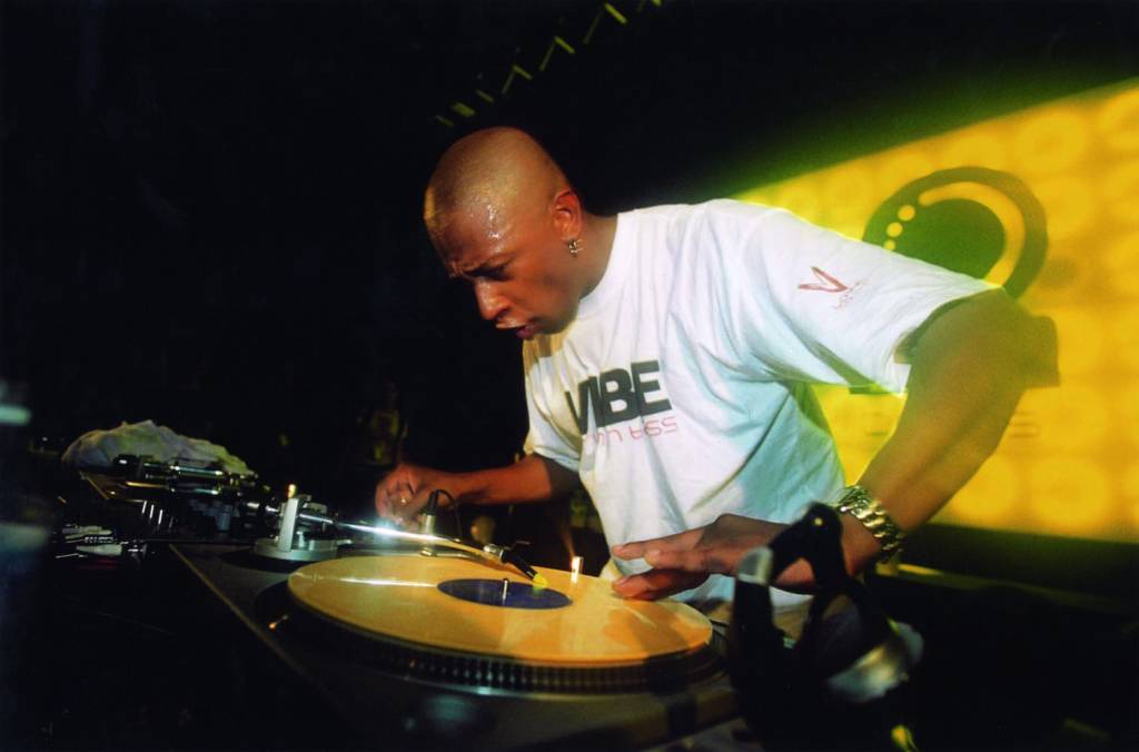 DJ Marky Crédito Fabio Mergulhão-Reprodução DJ negro manipulando mesa de música