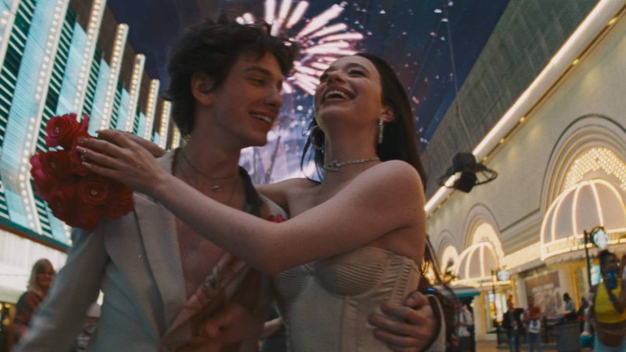 Ivan (Mark Eidelstein) e Ani (Mikey Madison) no apaixonante 'Anora', de Sean Baker