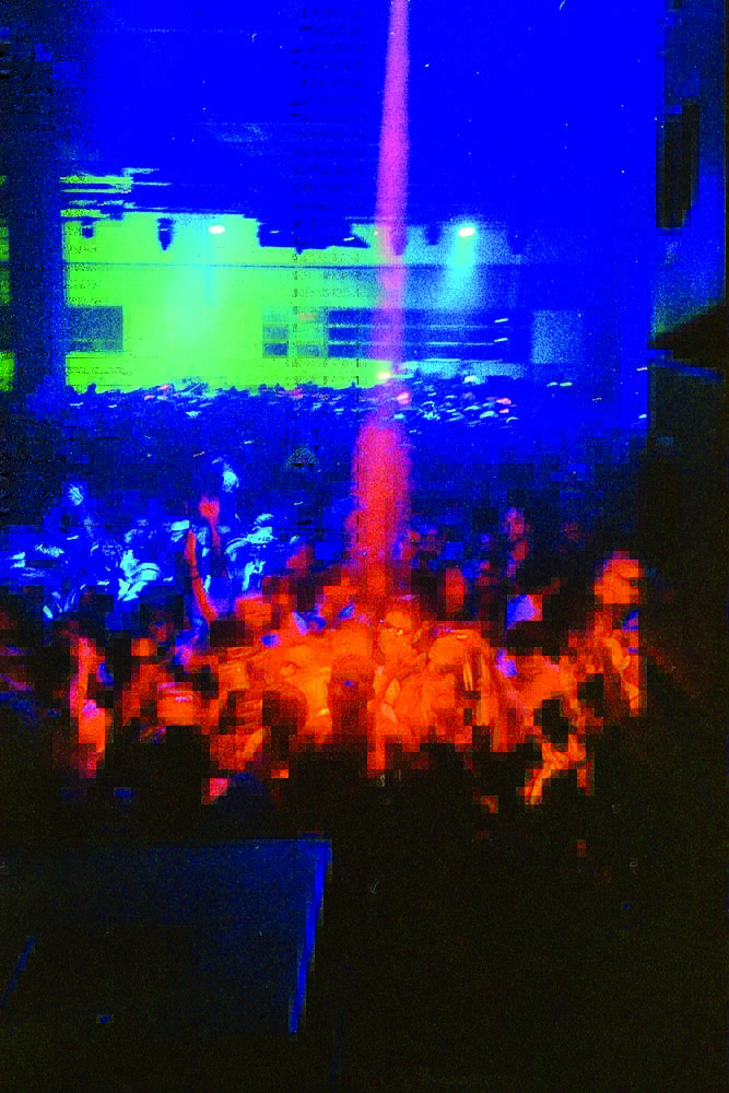 Festival de 10 anos da Mamba Negra Crédito Pedro Pinho-Reprodução Multidão em pista iluminada no centro de laranja