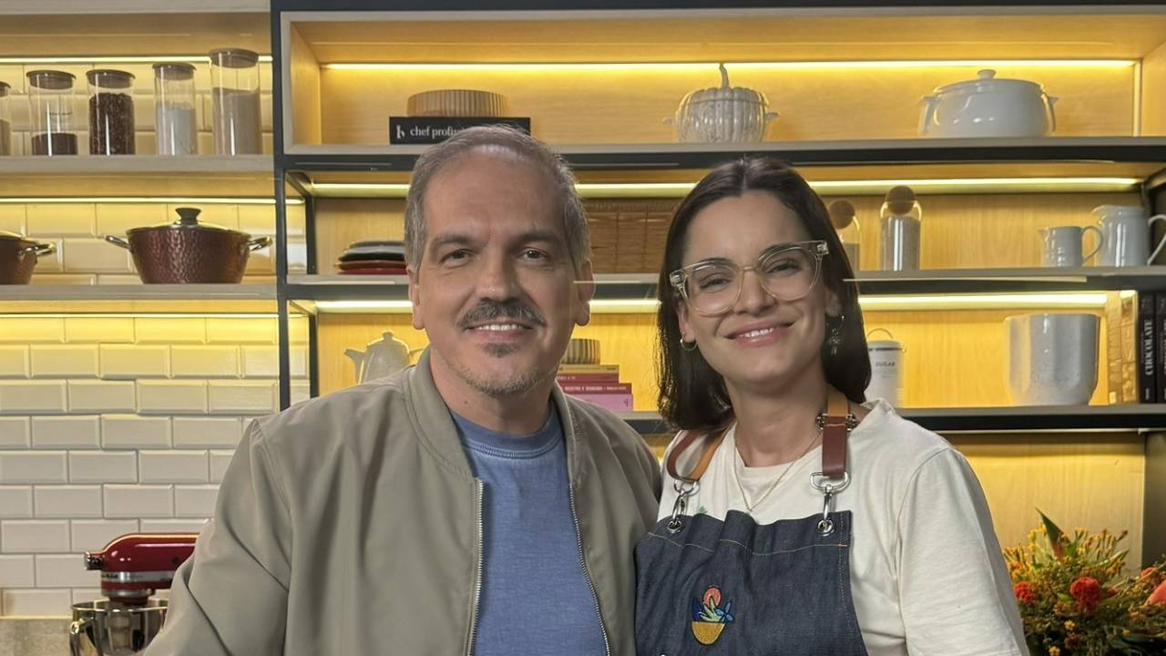 Duas pessoas sorrindo numa cozinha