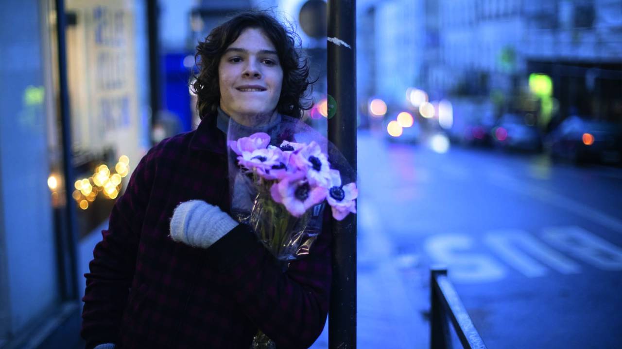 Lucas (Paul Kircher) no drama 'Inverno em Paris': em busca de si