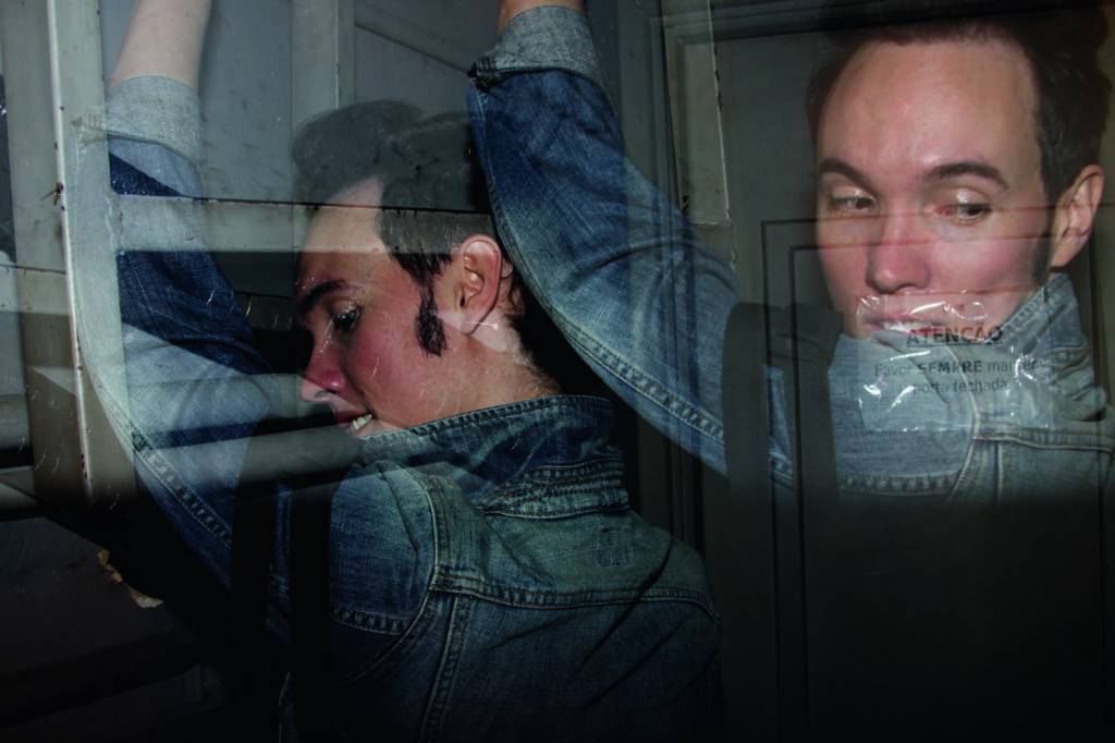 Johnny Luxo Crédito Marcelo Elidio-Reprodução Johnny Luxo, homem de topete e jeans, aparece em dose dupla na foto