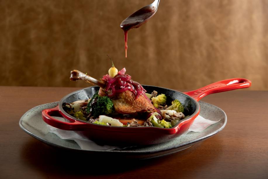 Confit de pato ao molho de vinho pinot noir com chutney de cebola-roxa: opção do Mercearia do FrancÊs Confit de pato ao molho de vinho pinot noir com chutney de cebola-roxa: opção do Mercearia do FrancÊs