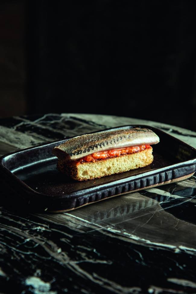 Plou Sardinha em cima do pão brioche servido na bandeja