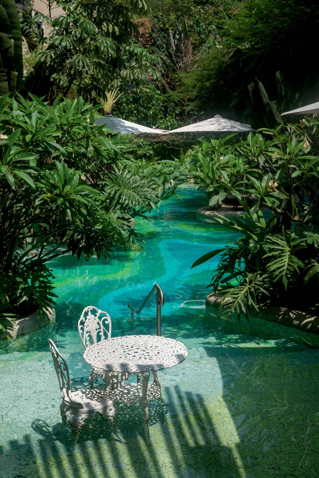 RSW_0447.jpg Piscina de ladrilhos circundada por plantas e árvores