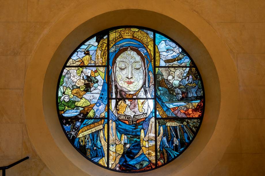 Vitrais de Vik Muniz: único elemento novo autorizado pelo tombamento na Capela Santa Luzia