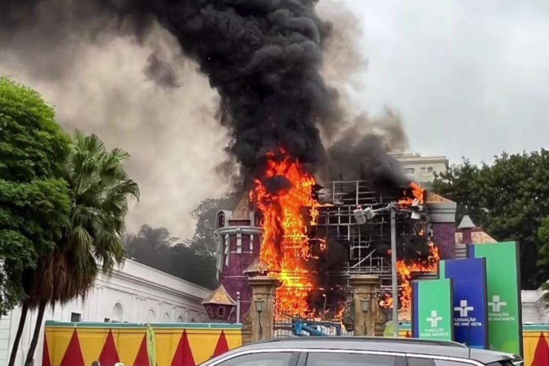 Incêndio na fachada de exposição montada no Solar Fábio Prado