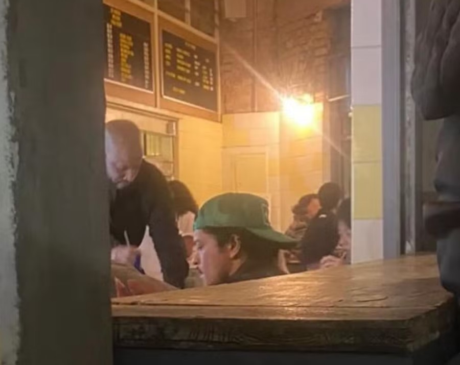 Bruno Mars visita o De*Primeira, na Vila Madalena, e prova vários petiscos