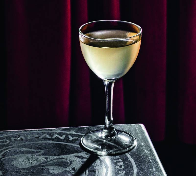 Drinque numa mesa com fundo de cortina vinho