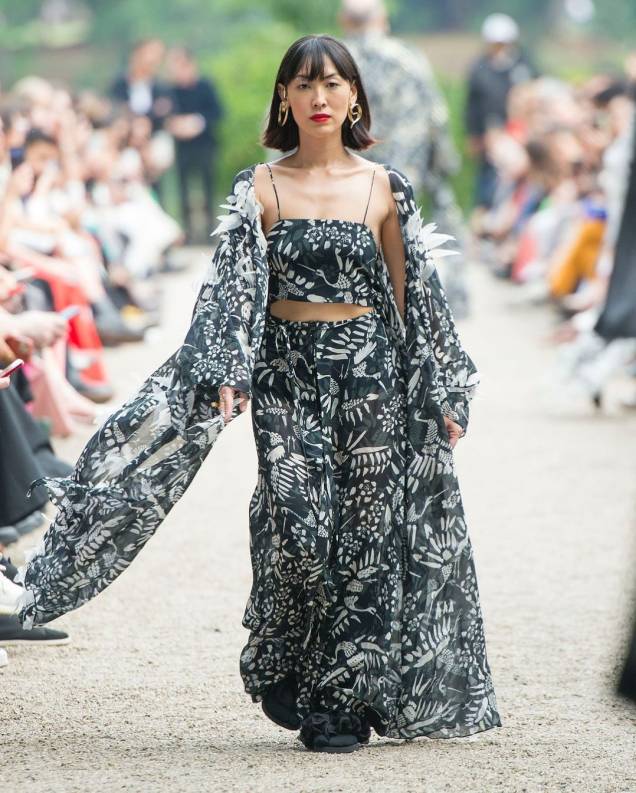 Atriz Ana Hikari desfila para Fernanda Yamamoto no SPFW Atriz Ana Hikari desfila para Fernanda Yamamoto no SPFW