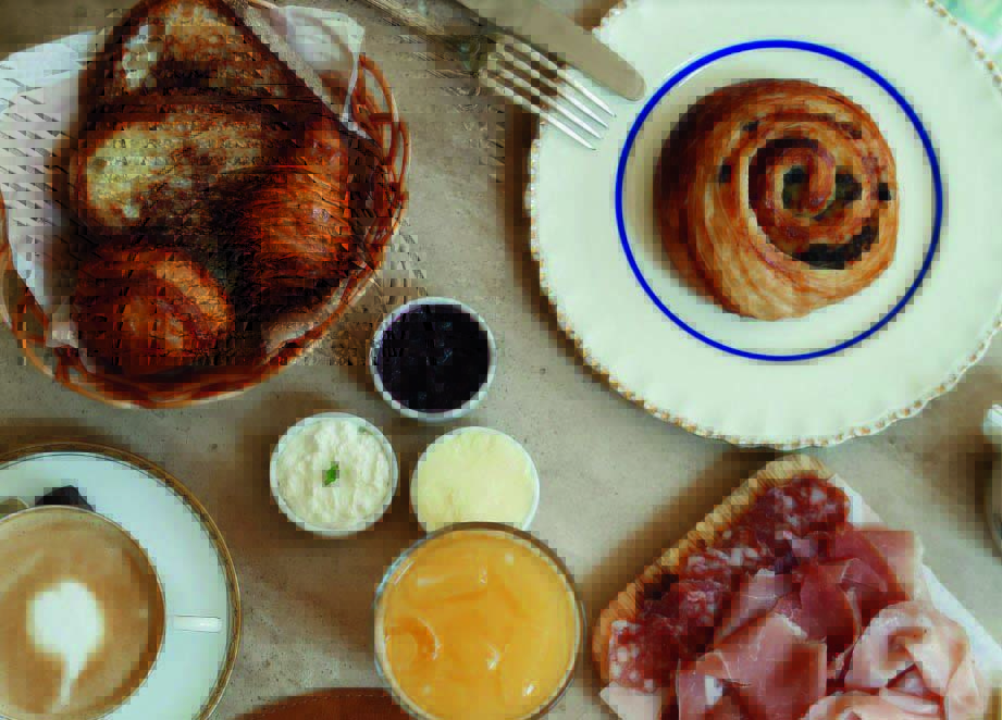 Mesa com itens como croissant e pães