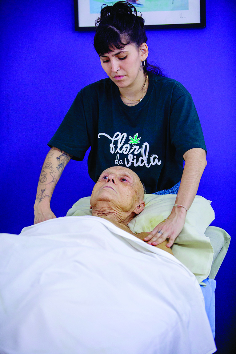 Eduardo Suplicy Durante massagem em sua casa
