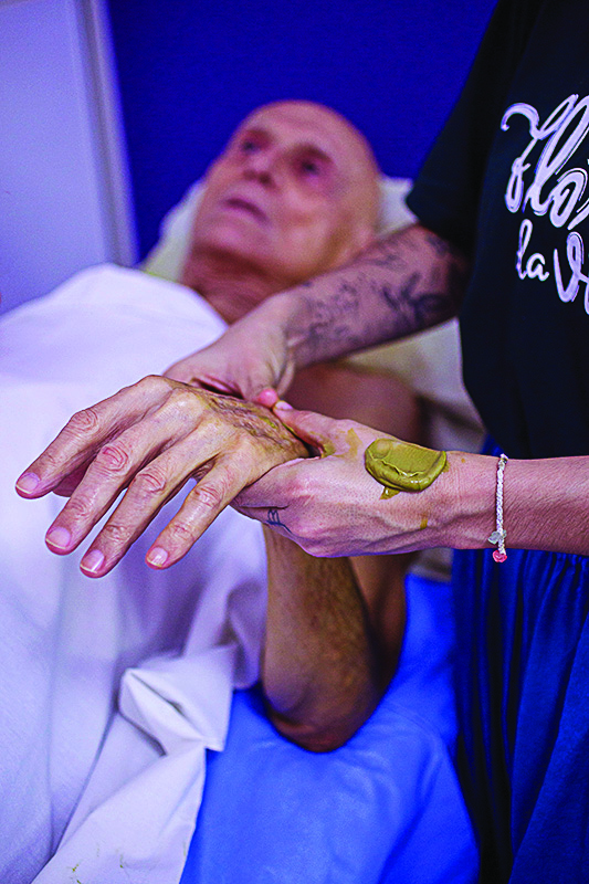 Eduardo Suplicy Durante massagem em sua casa