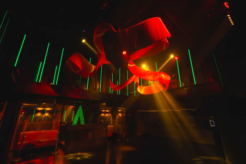 Discreto Club, no Itaim Bibi Balada com ornamento vermelho no teto