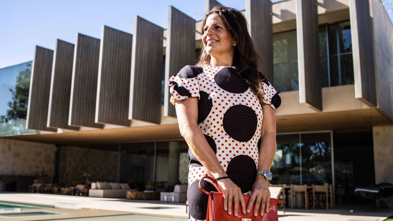 Adely Hamoui, uma das sócias da ReciclaLuxo, com peças do acervo do brechó