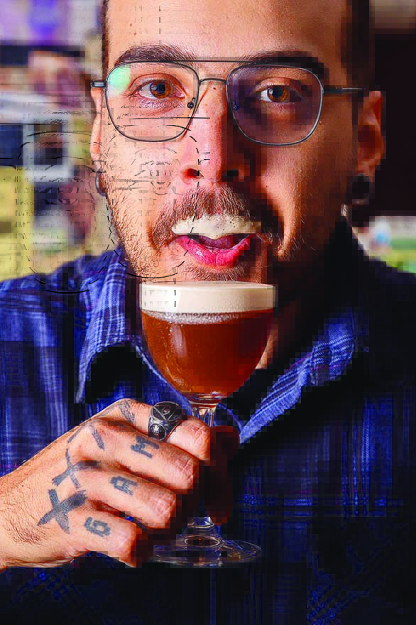 Homem segurando copo com bebida come e um bigode de espuma