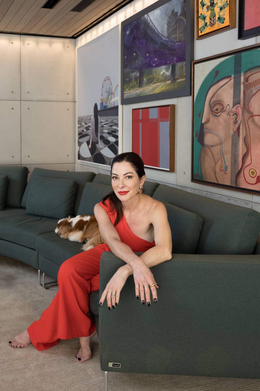 Ana Paula Padrão Crédito Wanezza Soares-VejaSP (06) Mulher branca de peça alaranjada posa no sofá verde e cachorro ao fundo