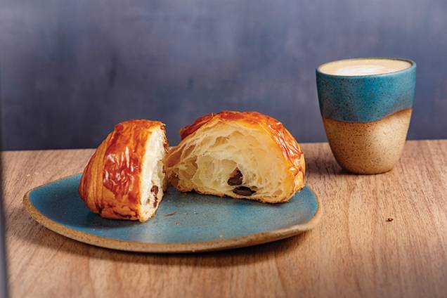 Bakehaus: pain au chocolat e cappuccino com canela em pó Bakehaus: pain au chocolat e cappuccino com canela em pó