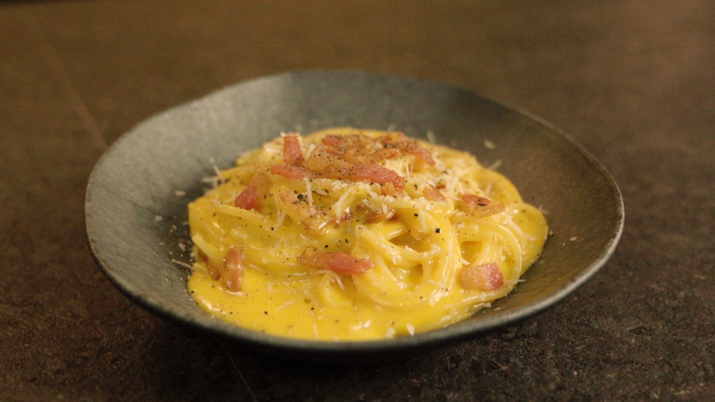 Carbonara_Antonio Ariel Lobo Prato cinza com espaguete à carbonara do chef Antonio Maiolica
