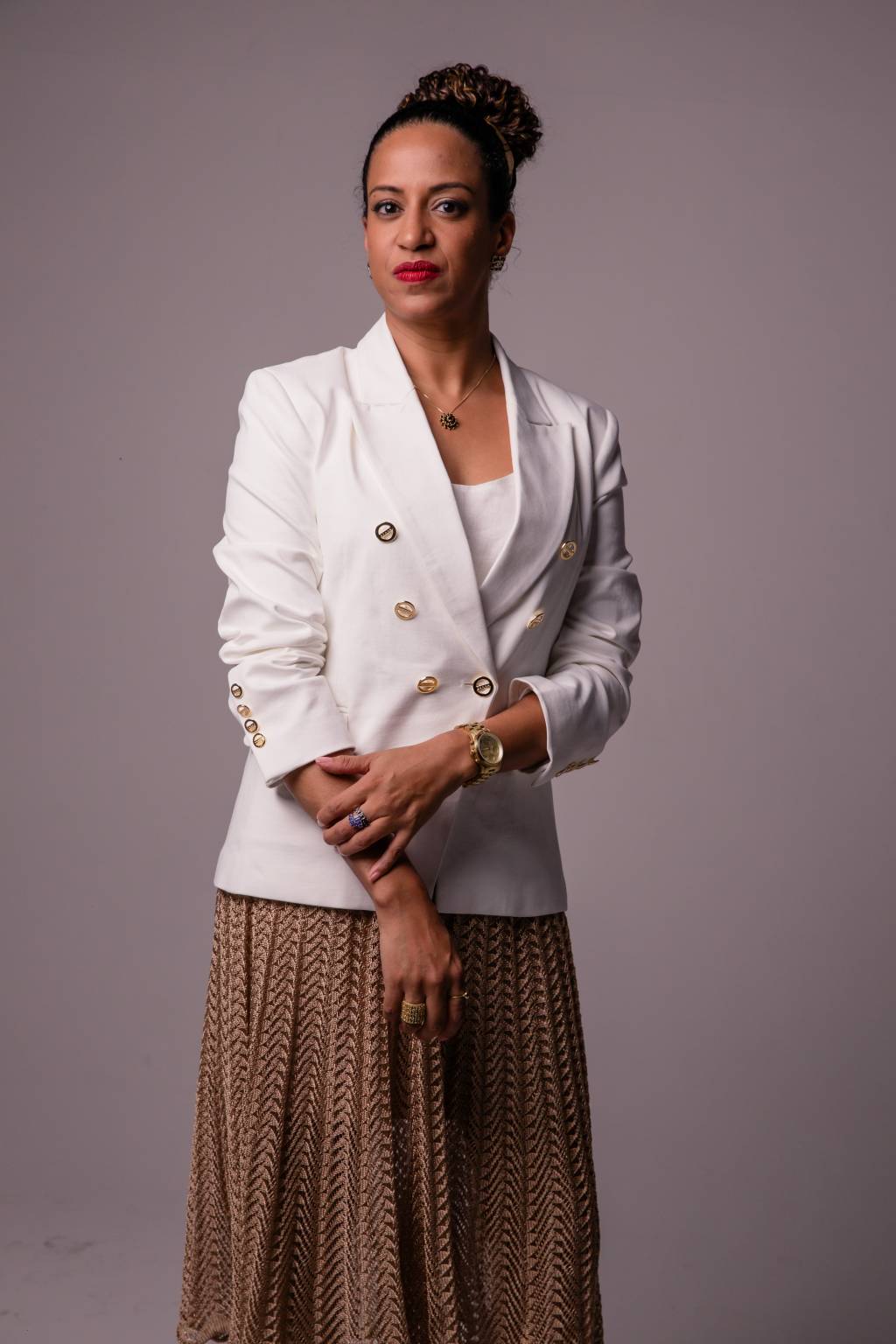 Celina Buhler Crédito Fernanda Toigo-Divulgação (2) Mulher negra sorri e veste blazer branco com calça marrom