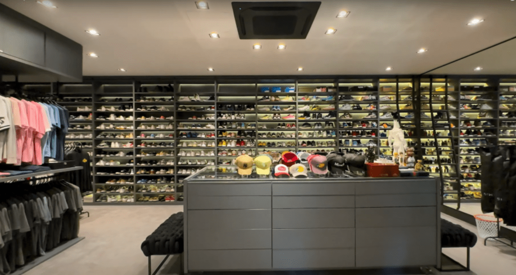 Closet Closet com fileiras de tênis ao fundo