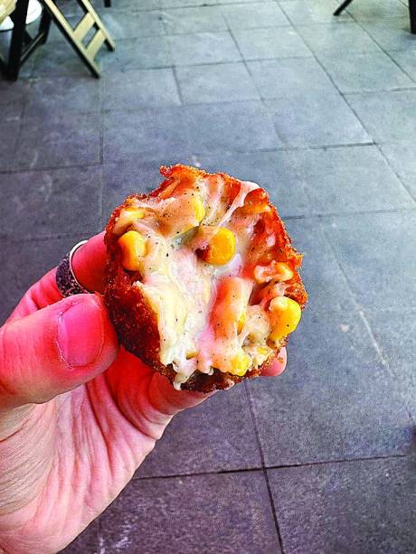 Moela: bolinho de milho e gorgonzola Moela: bolinho de milho e gorgonzola