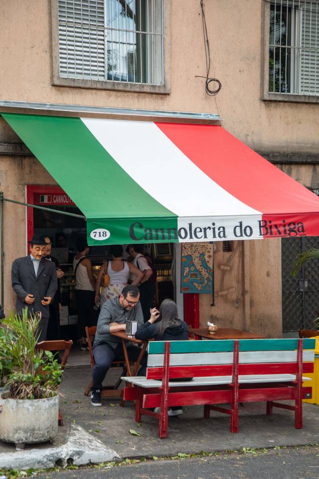 Cannoleria do Bixiga: fachada da loja com cores da bandeira da Itália Cannoleria do Bixiga: fachada da loja com cores da bandeira da Itália