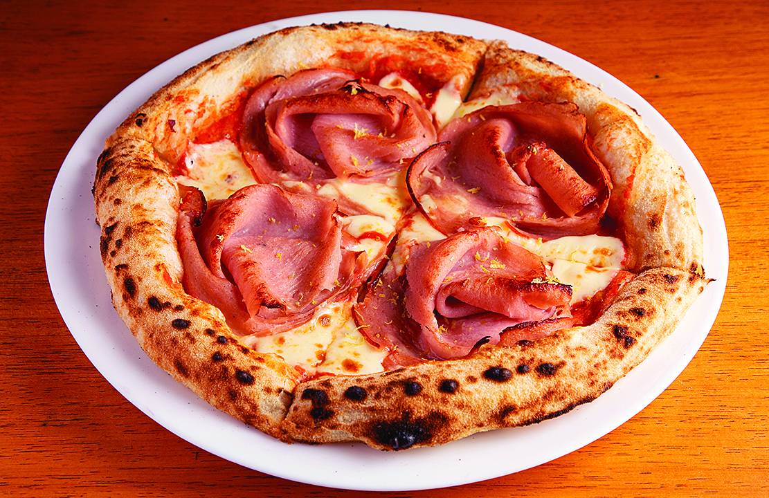 Pizza individual em cima de prato branco