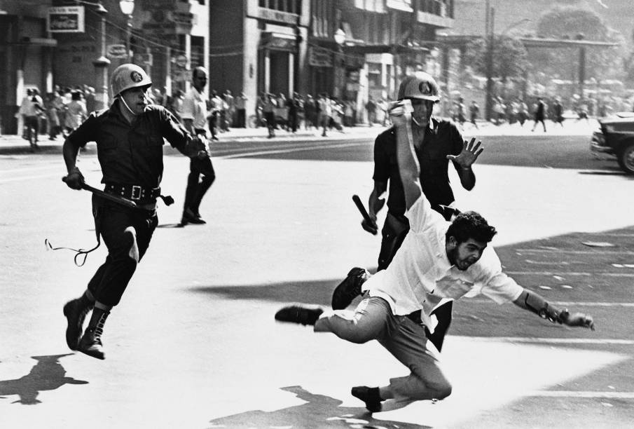 Caça ao Estudante, imagem imortalizada de Evandro Teixeira, na Candelária, Rio de Janeiro, em 1968