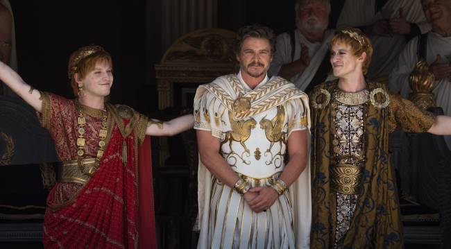 Gladiador II Acacius (Pedro Pascal) entre os imperadores Caracalla (Fred Hechinger) e Geta (Joseph Quinn)