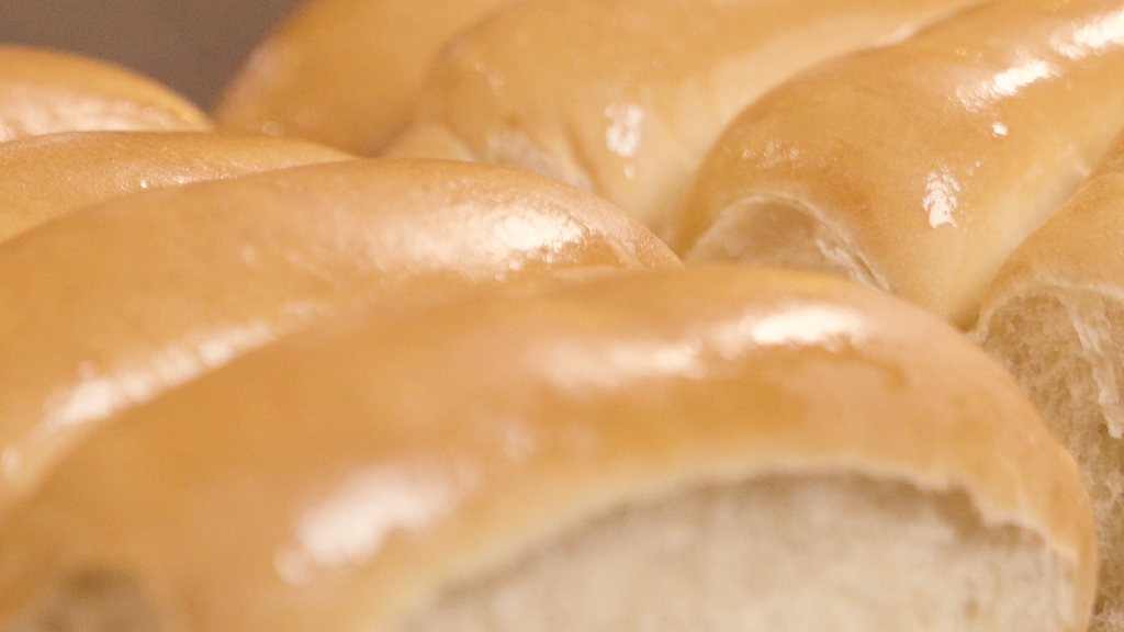 Pao(1) Ariel Lobo Pães assados de casca dourada e brilhante
