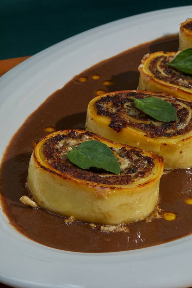 Quarteto di rondelli de queijo com funghi_(Bruno Geraldi) (2) Prato branco com massa redonda e molho