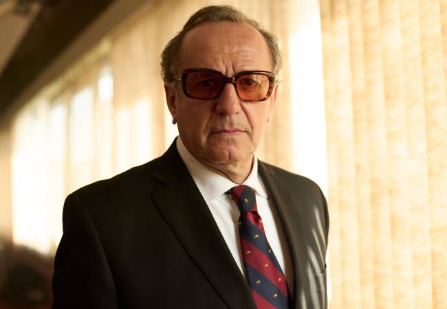 SENNA. Arnaud Viard as Balestre in Senna. Cr. Alan Roskyn/Netflix © 2024 senna-netflix