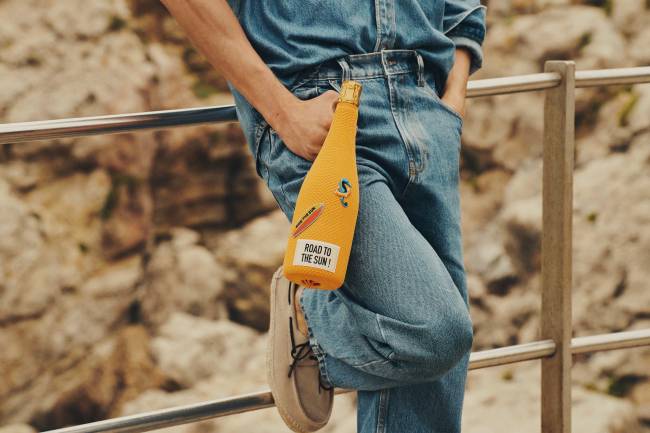 VEUVE CLICQUOT_ICE JACKET PATCHES_LIFESTYLE 2_RGB Veuve-Clicquot