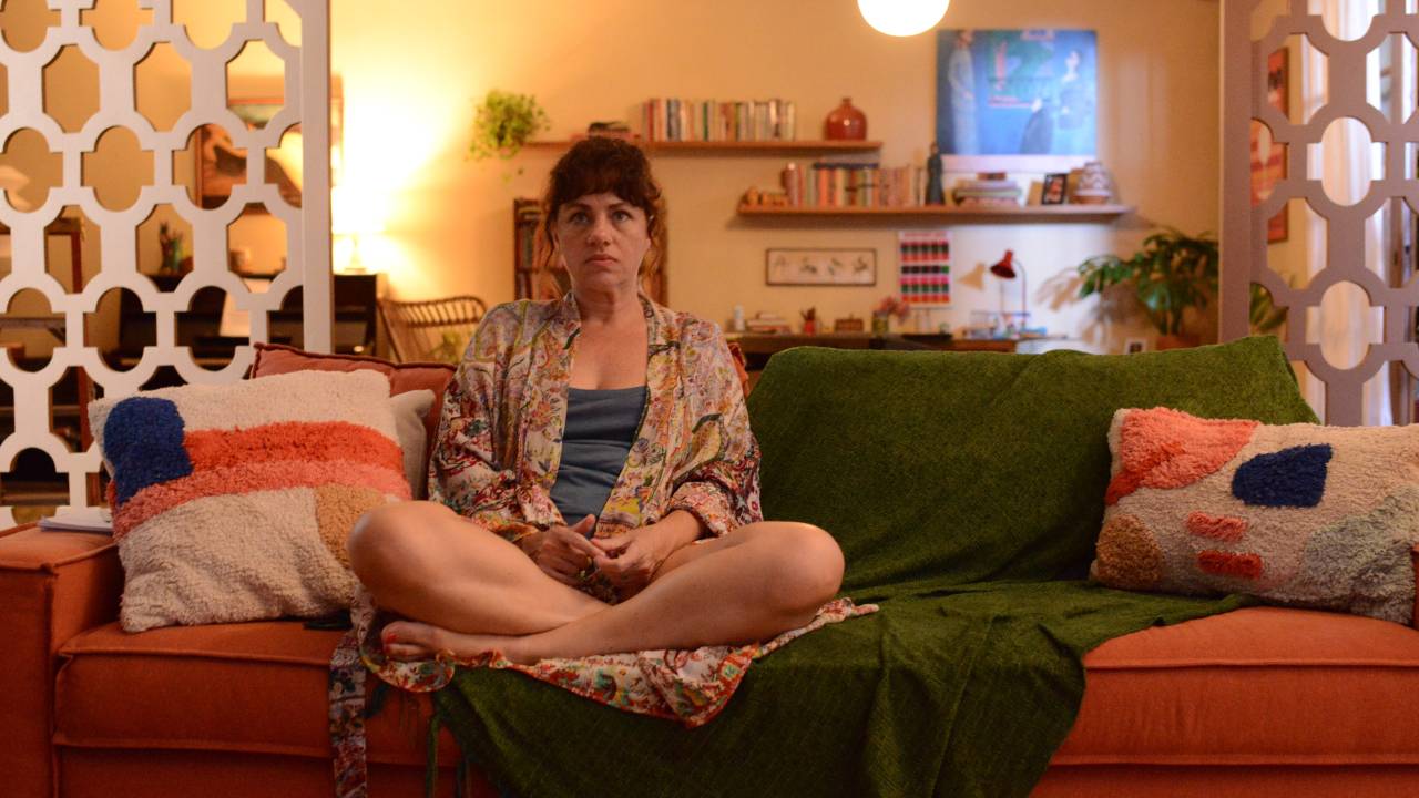 Karine Teles como Roberta em 'A Vilã das Nove'