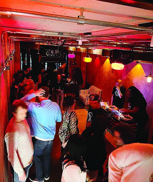 Pessoas na pista de dança do bar-balada