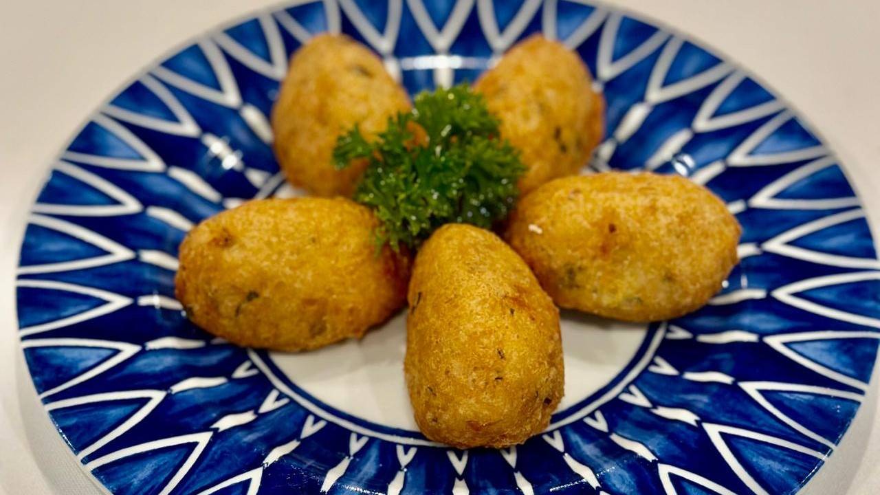 Prato azul com cinco bolinhos