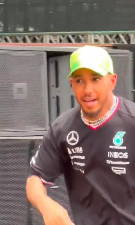 lewis hamilton Lewis Hamilton corre em direção ao público