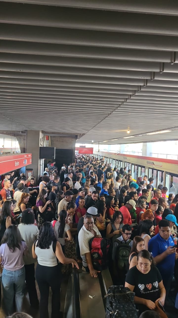 Passageiros enfrentam manhã de caos na Linha 3-Vermelha do Metrô de SP