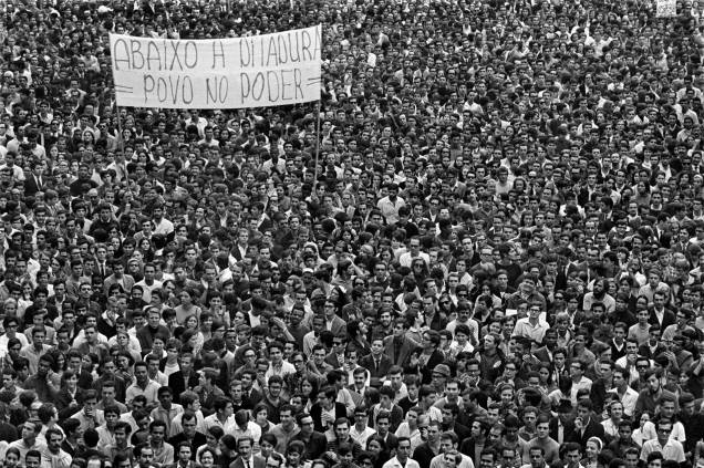 Passeata dos cem mil contra a ditadura, no Rio de Janeiro, em 1968 Passeata dos cem mil contra a ditadura, no Rio de Janeiro, em 1968