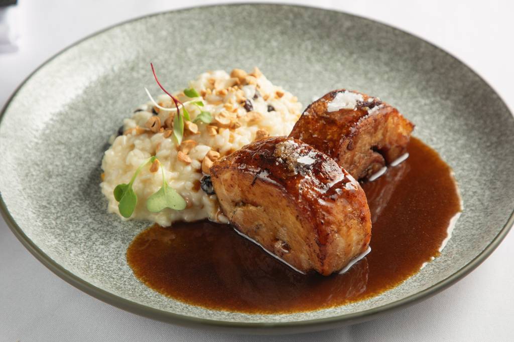 Cantaloup_Pernil com risotto_Crédito Ricardo Dangelo (Divulgação).jpg Prato com risoto e carne