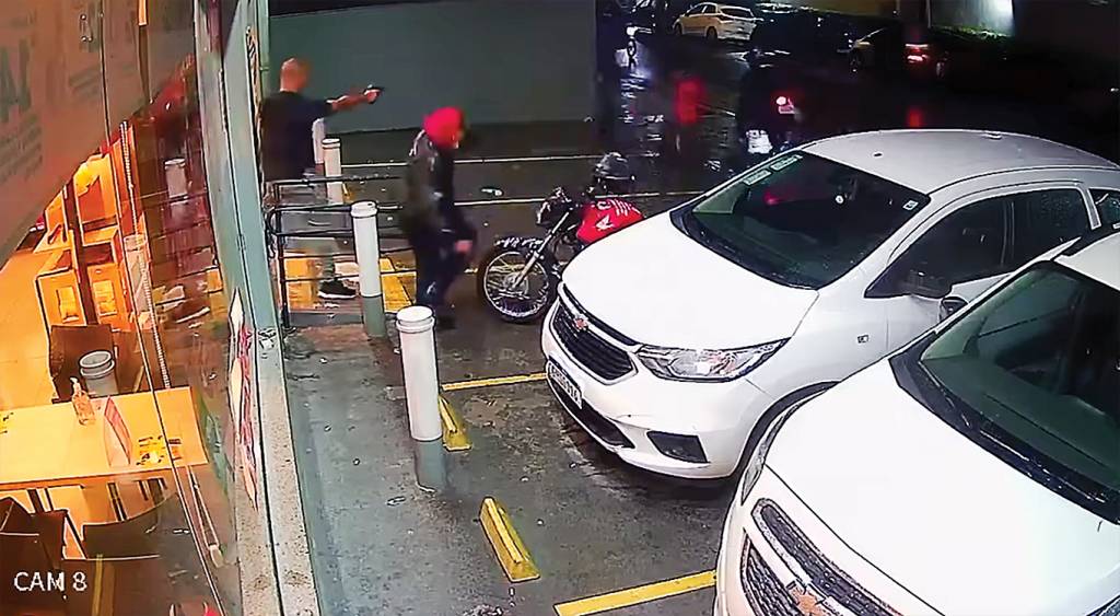 PM atira em homem negro Câmeras de segurança captam momento em que PM atira em homem negro