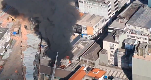 Incêndio atingiu prédio comercial no Bom Retiro, em São Paulo