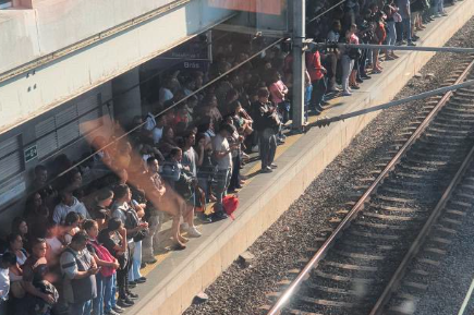 Plataforma de trem da CPTM lotada na manhã desta quarta (18)