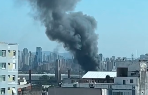Incêndio atinge casas no Bom Retiro, em São Paulo