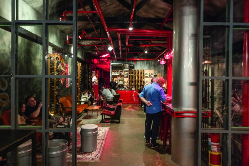 Saída de Emergência celebra 1 ano com open bar de vinho